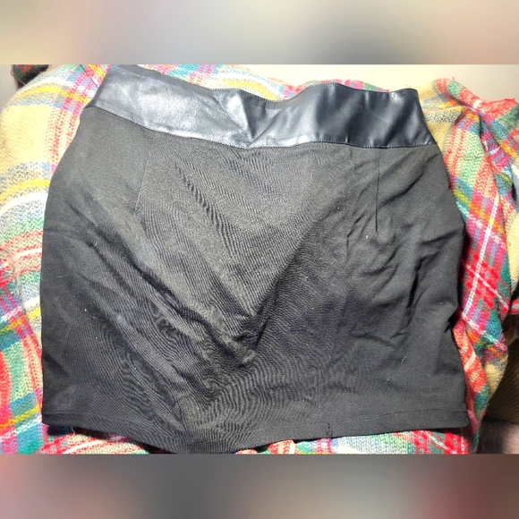 XL Revamped Faux Leather Skirt - Picture 5 of 7